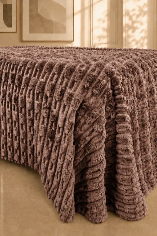 TEXTURED PLUSH BLANKET – DUSTY BROWN