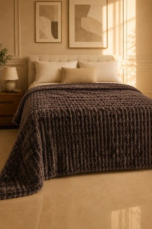 TEXTURED PLUSH BLANKET – CHOCOLATE BROWN