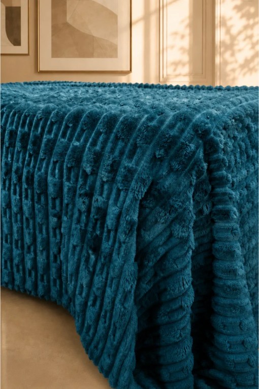 TEXTURED PLUSH BLANKET – TEAL BLUE