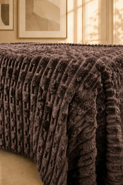TEXTURED PLUSH BLANKET – CHOCOLATE BROWN